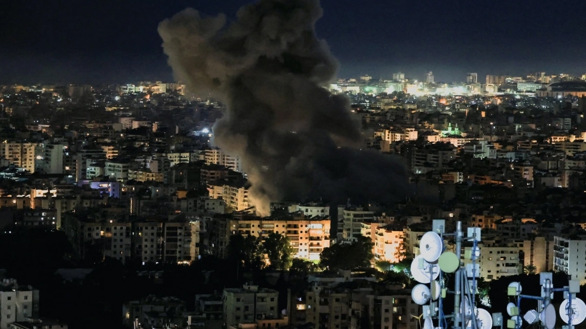 Khói bốc lên sau các cuộc tấn công vào vùng ngoại ô phía Nam Beirut, Lebanon ngày 5/3. (Ảnh: Reuters)