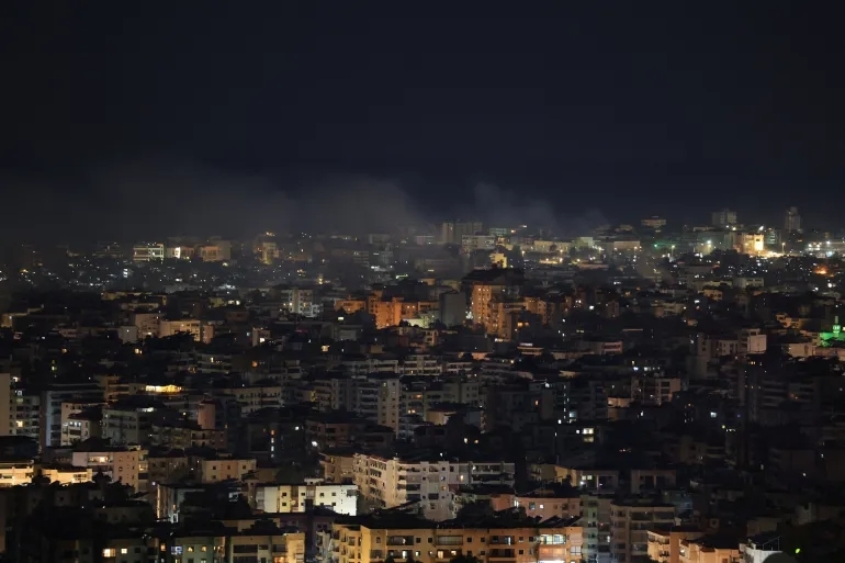 Khói bốc lên sau các cuộc không kích của Israel xuống khu vực ngoại ô phía Nam thủ đô Beirut của Lebanon ngày 2/3. (Ảnh: Reuters)