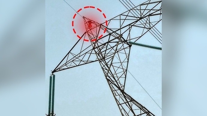 Người phụ nữ leo lên cột điện cao thế vì giận dỗi chồng. (Ảnh minh họa)