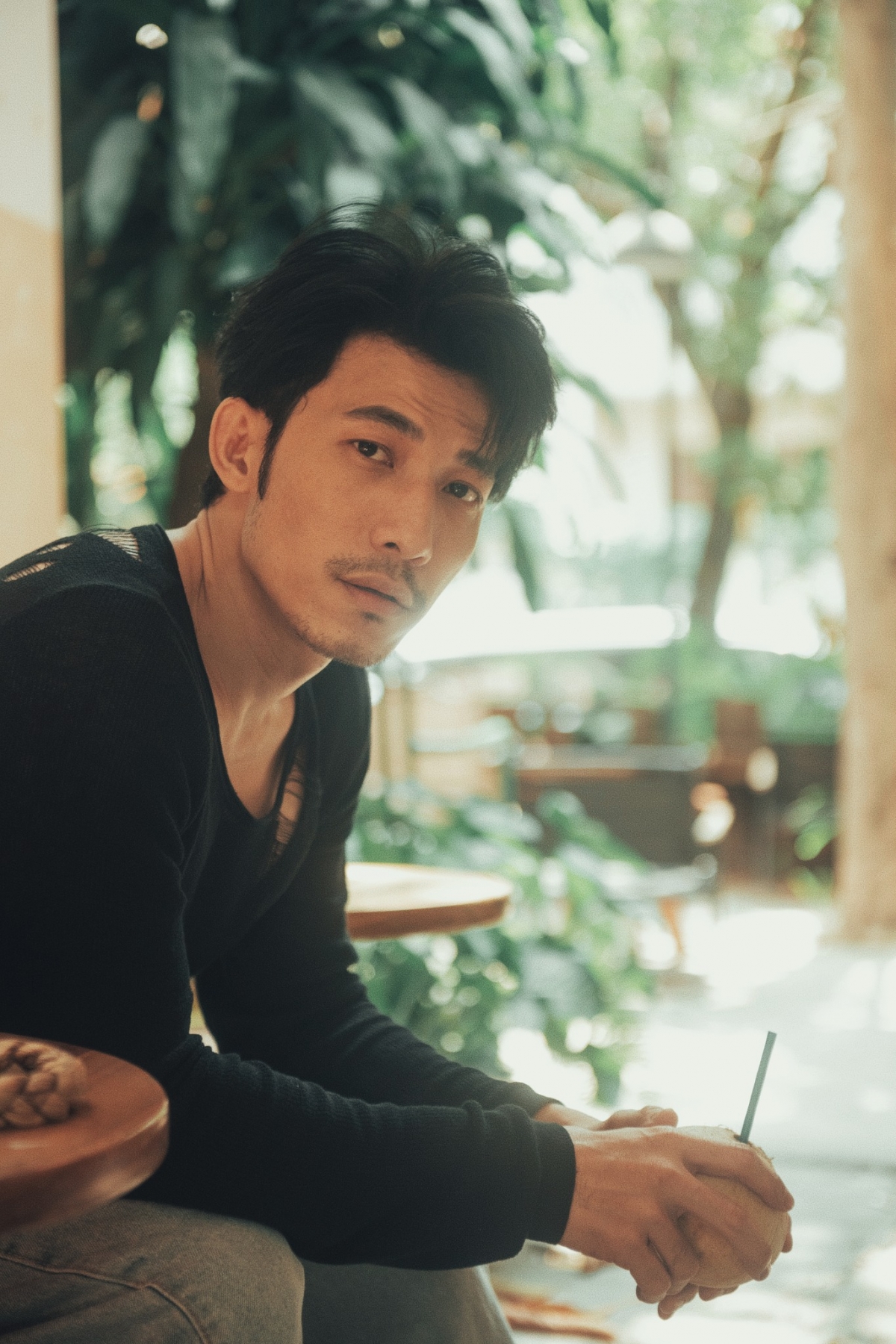 Diễn viên Liên Bỉnh Phát đăng tải bức ảnh với dòng trạng thái hài hước: “Người hiểu biết thì hay nói, người thông minh thì lắng nghe… còn người áo đen thì đang nhìn bạn!”, khiến người hâm mộ thích thú với cách “thả thính” dí dỏm.