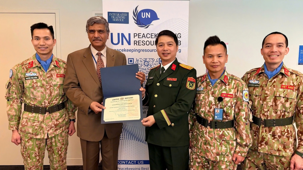 Ông Harinder Sood, Trưởng Cơ quan Huấn luyện tích hợp (ITS), trao chứng nhận Khóa huấn luyện UNSOC của Cục Gìn giữ hòa bình Việt Nam đạt chuẩn huấn luyện tiền triển khai của Liên hợp quốc