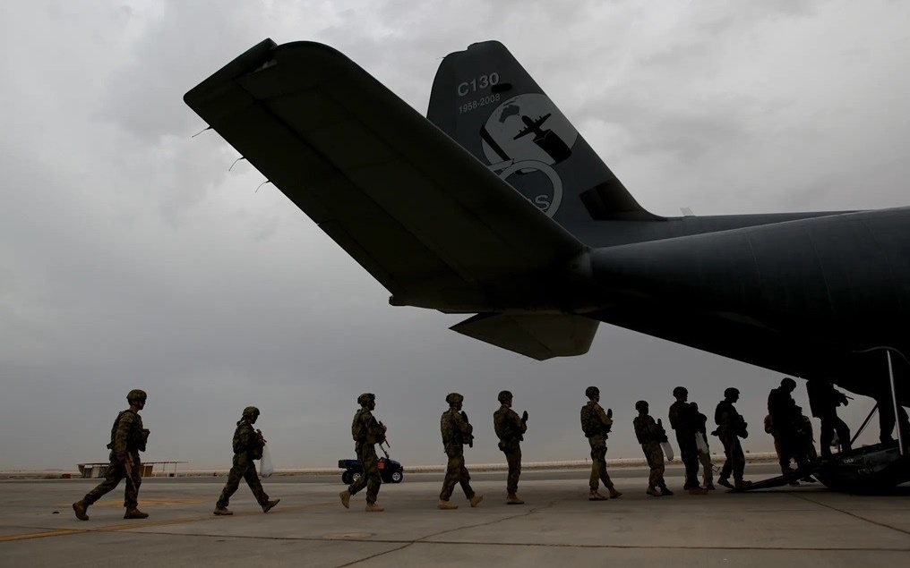 Binh lính Australia lên máy bay tại căn cứ Al Minhad ở UAE. Ảnh: Ellinghausen.