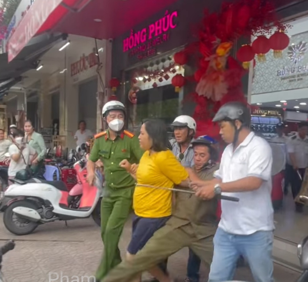 Lực lượng công an khống chế đưa đối tượng về trụ sở công an phường xử lý
