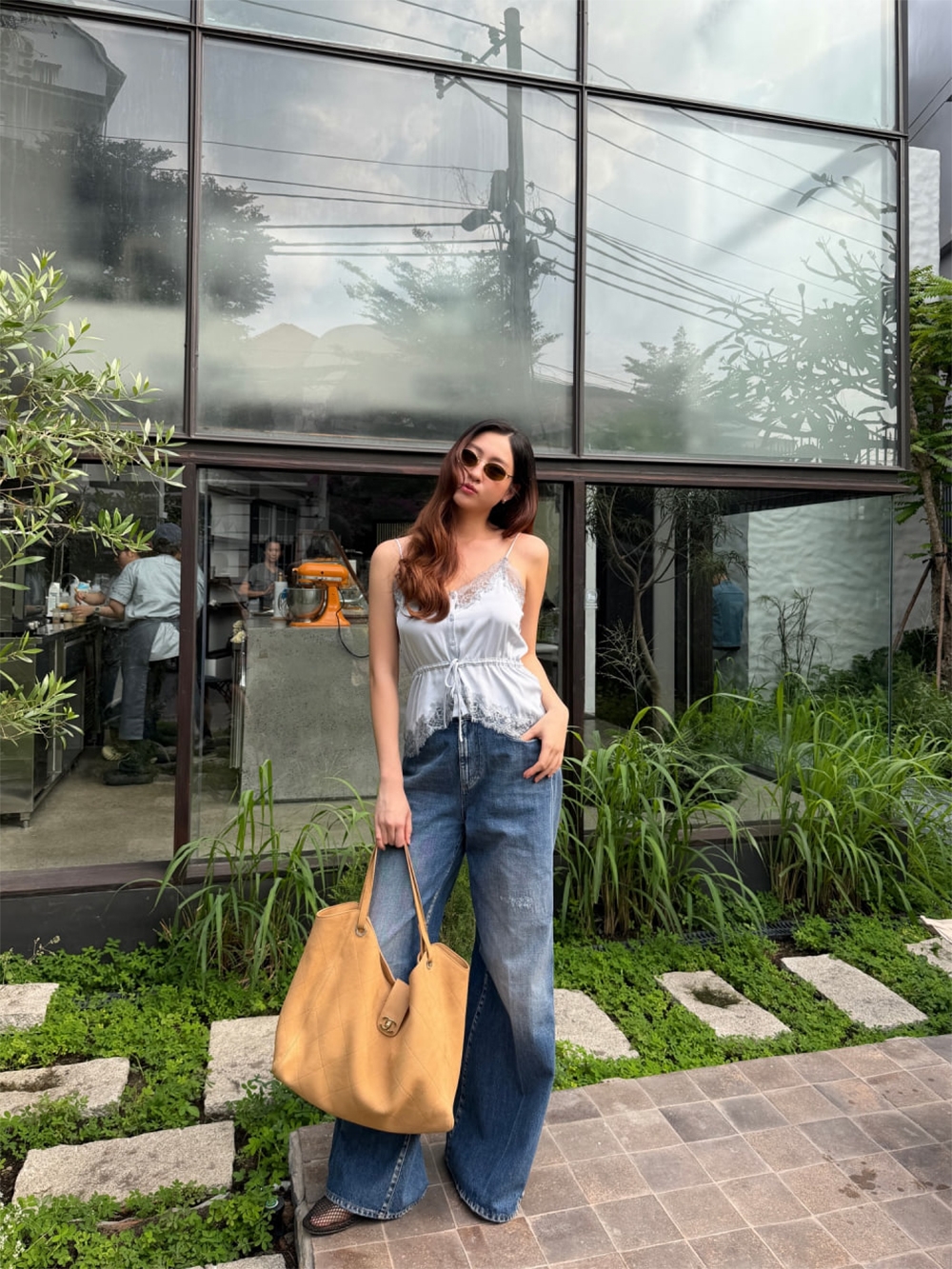 Lương Thùy Linh bị dân mạng chê bai khi "đu" trend đồ ngủ, dù đây đang xu hướng thời trang khá phổ biến trên toàn thế giới nhưng Lương Thùy Linh vẫn không tránh khỏi những tranh cãi với nhiều ý kiến trái chiều xoay quanh hình ảnh cá nhân.