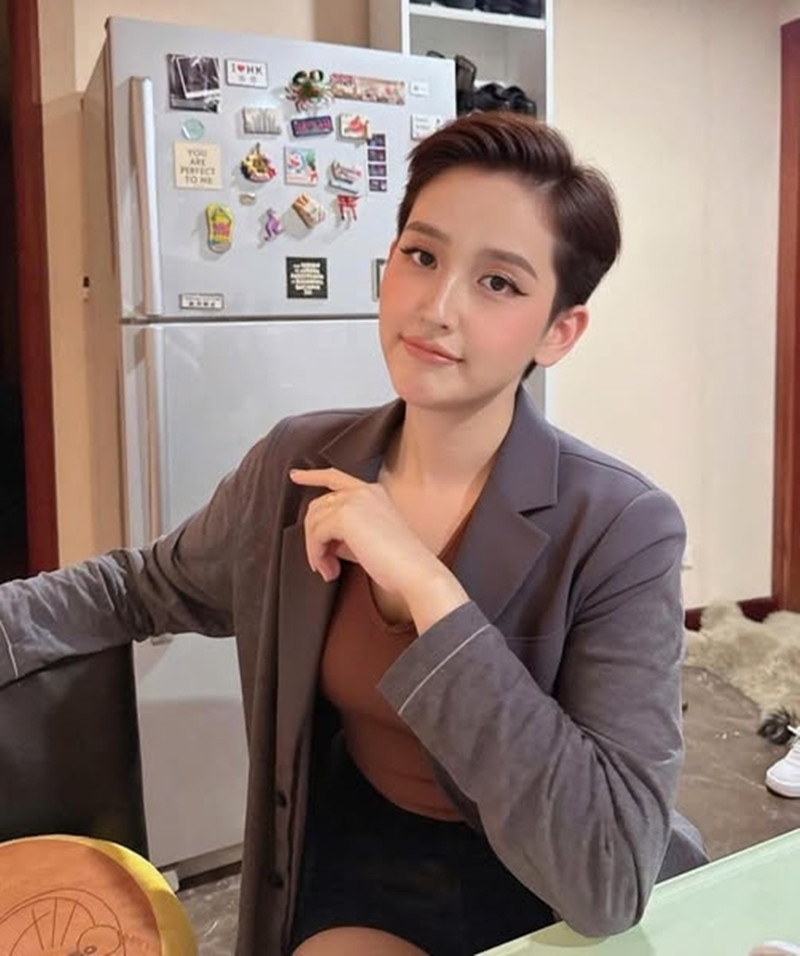 Hoa hậu Mai Phương Thúy đăng ảnh kèm chú thích tiếng Anh hài hước về việc "dự án hợp tác" giữa AI và tình trạng lệch múi giờ.