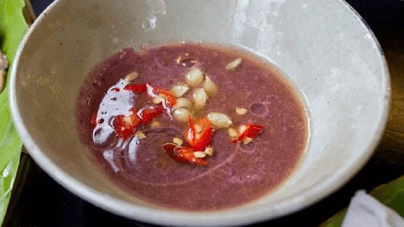 Mắm tôm là gia vị quen thuộc trong nhiều món ăn truyền thống Việt Nam, nổi bật với mùi vị đậm và đặc trưng