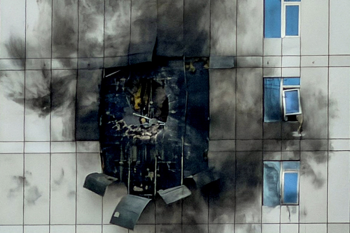 Một tòa nhà bị hư hại sau cuộc tấn công bằng UAV của Iran vào khu vực Juffair, thủ đô Manama, Bahrain, ngày 1/3/2026. Ảnh: Reuters