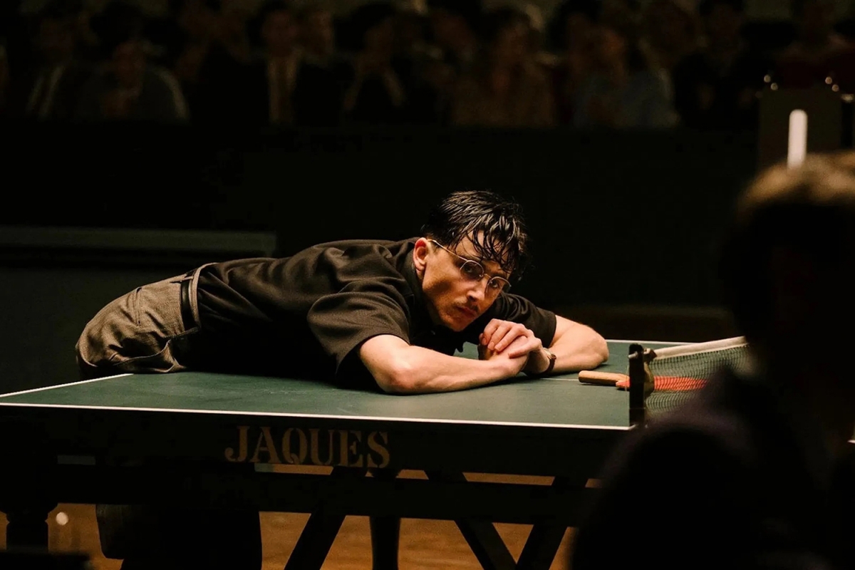 Timothée Chalamet trong vai vận động viên bóng bàn huyền thoại Marty Reisman trong "Marty Supreme".