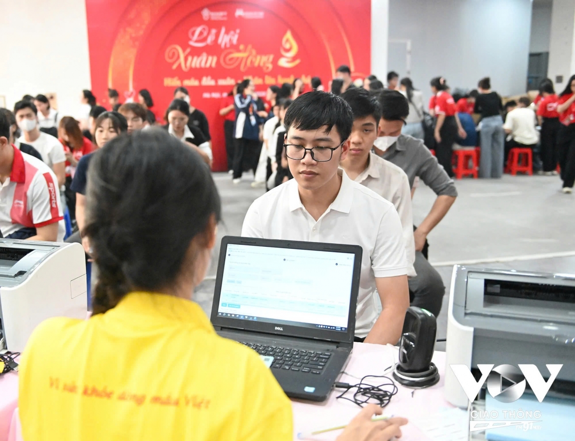 Người dân và sinh viên xếp hàng tham gia hiến máu tại ngày hội hiến máu lớn nhất cả nước sau Tết