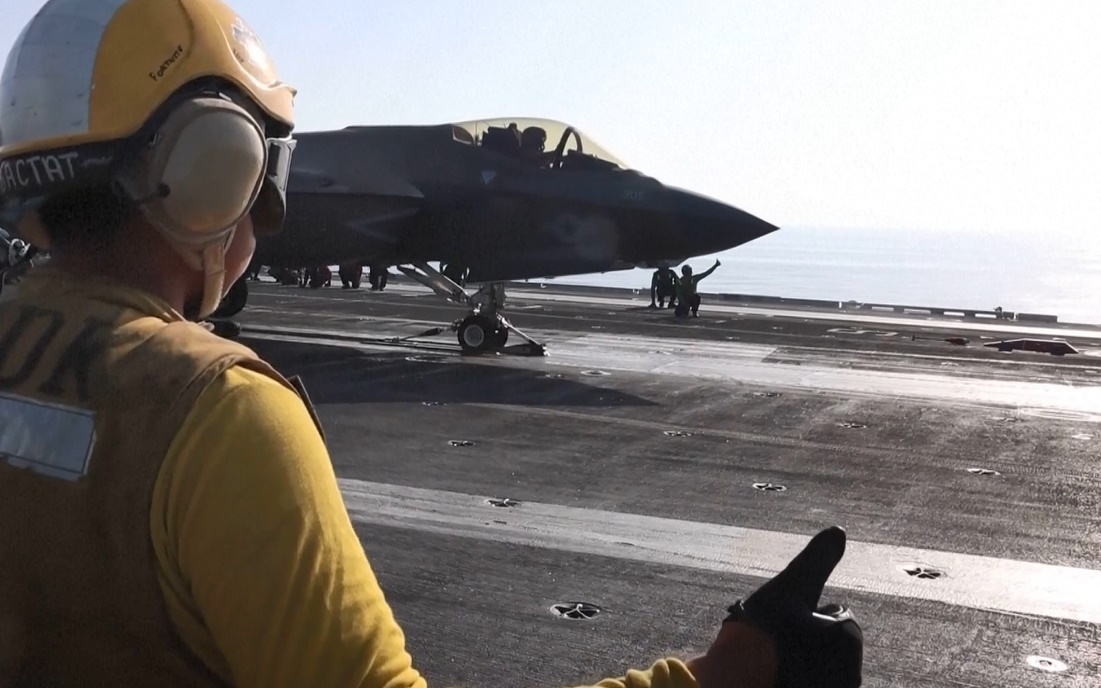 Máy bay Mỹ xuất kích từ tàu sân bay Mỹ. Ảnh: US Centcom.