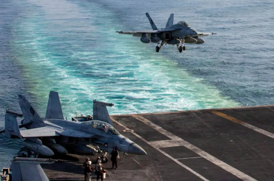 Máy bay chiến đấu F/A-18E Super Hornet của Mỹ chuẩn bị đáp xuống tàu sân bay USS Abraham Lincoln. Ảnh: AP