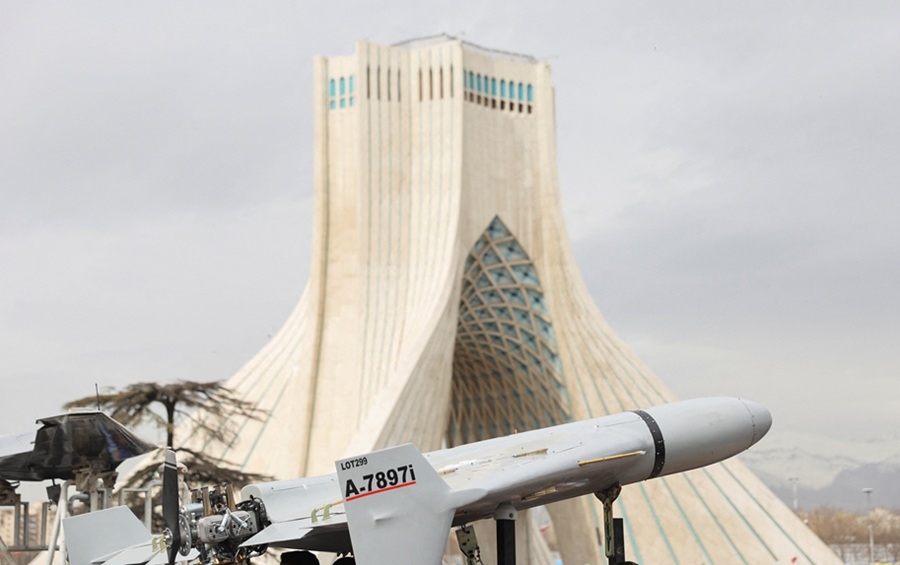 Một chiếc máy bay không người lái Shahed được trưng bày trong lễ kỷ niệm 47 năm Cách mạng Hồi giáo ở Tehran, Iran. Ảnh: Reuters