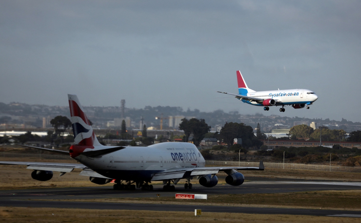 Máy bay chở khách Boeing 737-400 của hãng FlySafair hạ cánh tại sân bay quốc tế Cape Town, Nam Phi, ngày 12/1/2018. Ảnh: Reuters