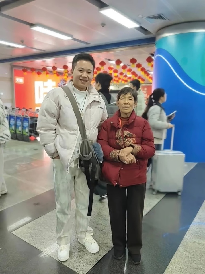 Hình ảnh mẹ vợ của Triệu chụp cùng chàng sinh viên 21 tuổi đã giúp đỡ bà trong chuyến bay