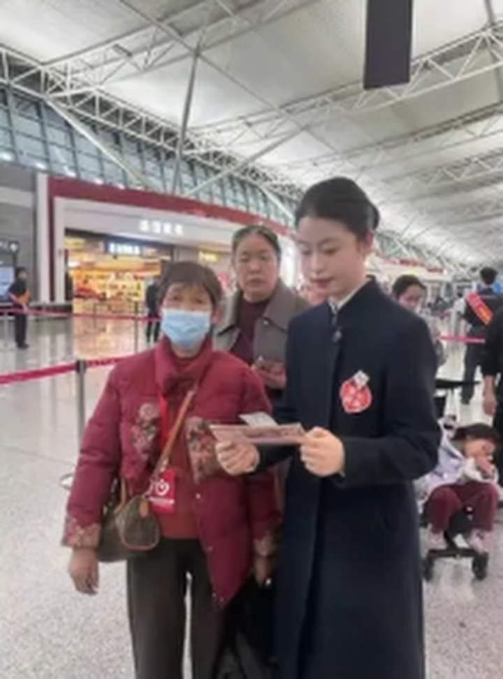 Một trong những tiếp viên hàng không cũng tham gia giúp đỡ bà trong chuyến bay