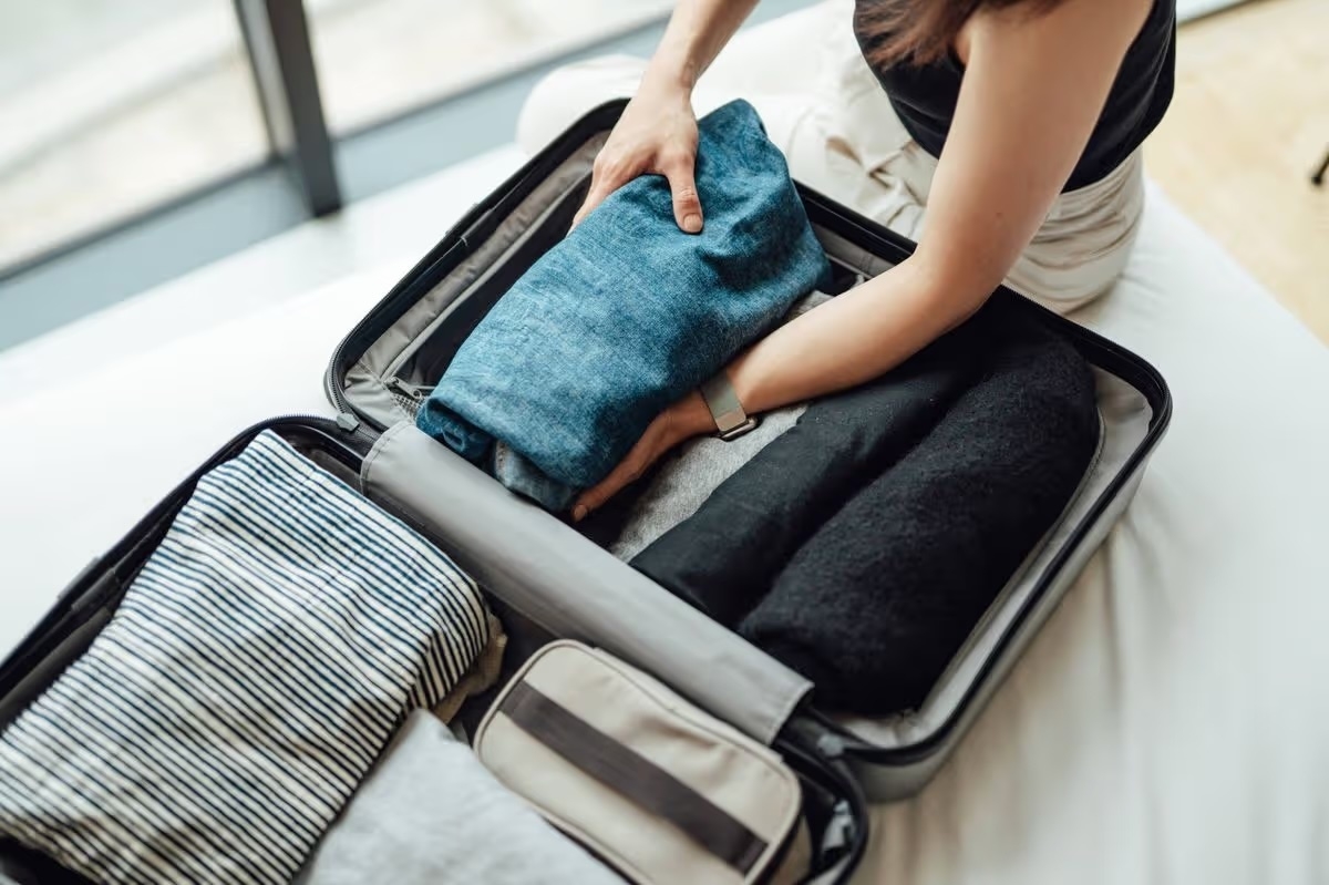 Bí quyết sắp xếp vali gọn nhẹ cho chuyến đi dài ngày.