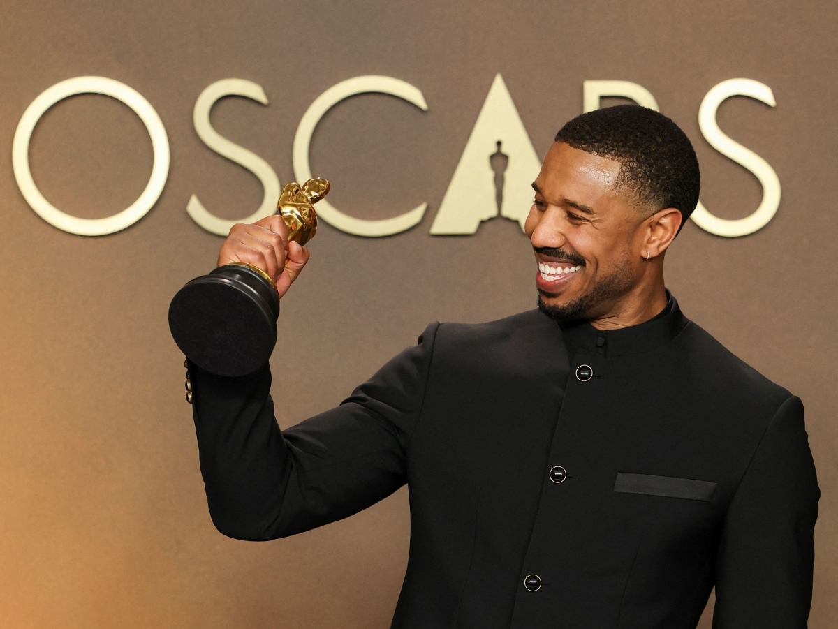 Michael B. Jordan nhận tượng vàng Nam diễn viên chính xuất sắc nhất tại lễ trao giải Oscar 2026. (Ảnh: Reuters)