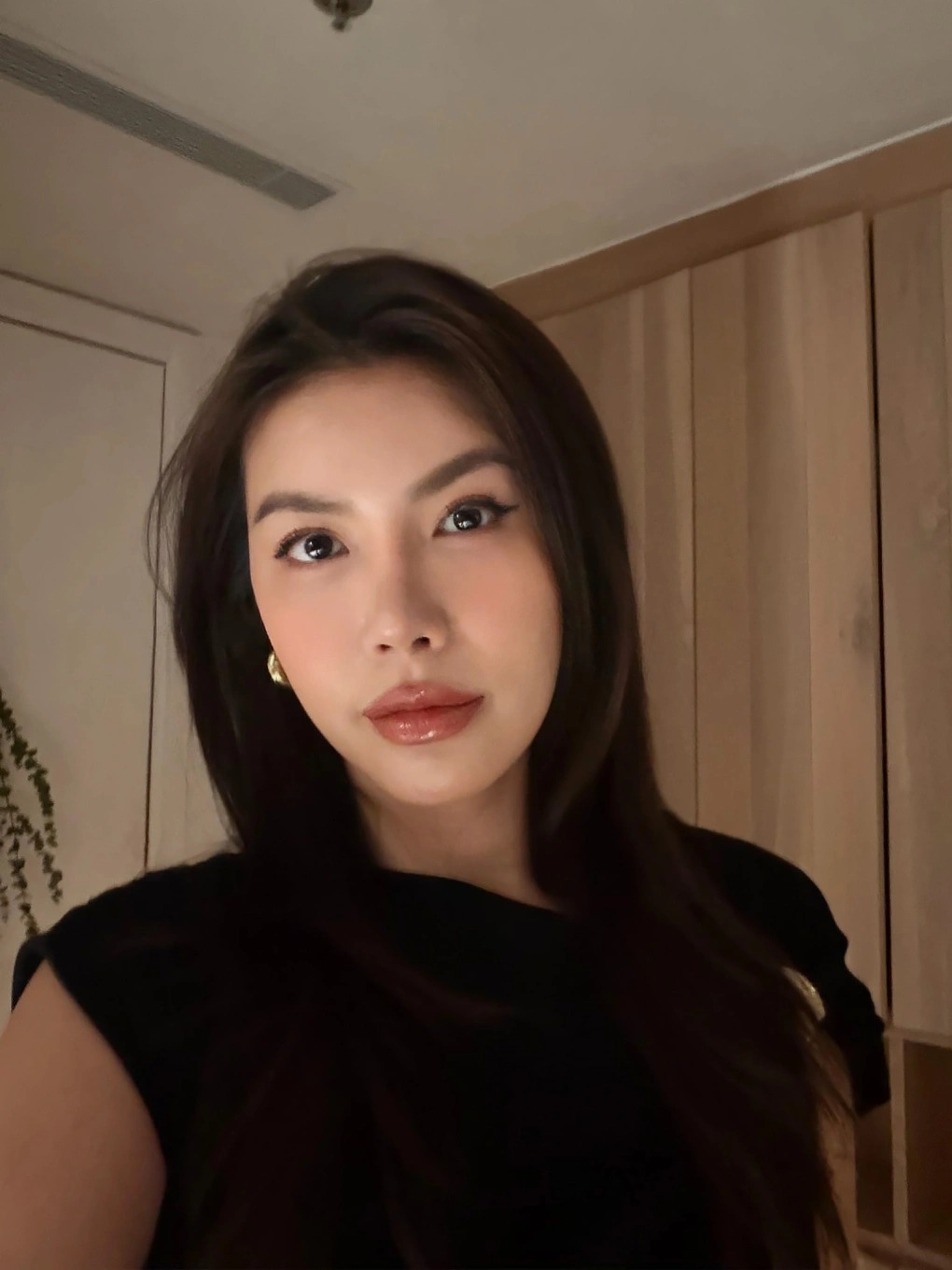 Minh Tú theo chồng Tây sang Oman công tác từ hôm 22/2. Theo lịch trình ban đầu, người đẹp sẽ về Việt Nam vào 28/2, tuy nhiên chuyến bay của cô đã bị hủy. Sau đó, cô đã đáp chuyến bay về Bangkok, Thái Lan.