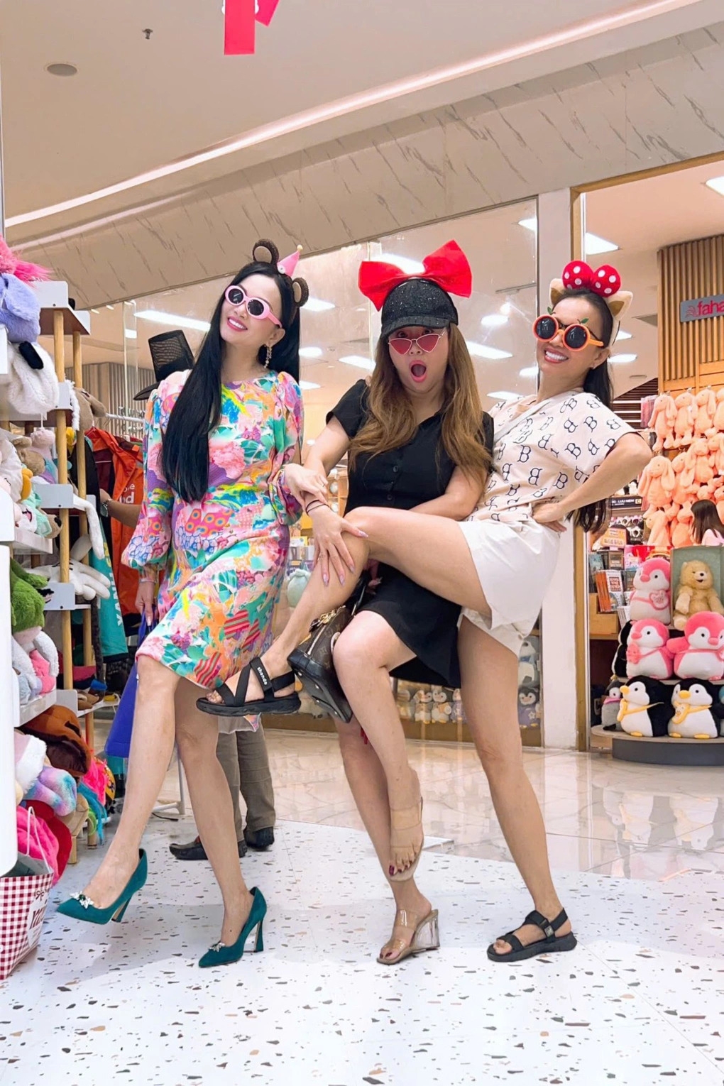 Ba chị em ca sĩ Hà Phương - Minh Tuyết - Cẩm Ly nhí nhảnh bên nhau khi cùng đưa bố mẹ đi mua sắm, dạo phố. Minh Tuyết cho biết lâu lắm rồi cả nhà mới đoàn tụ và đi chơi vui vẻ như vậy. "Hạnh phúc đâu cần tìm kiếm, về nhà là thấy", cô viết.