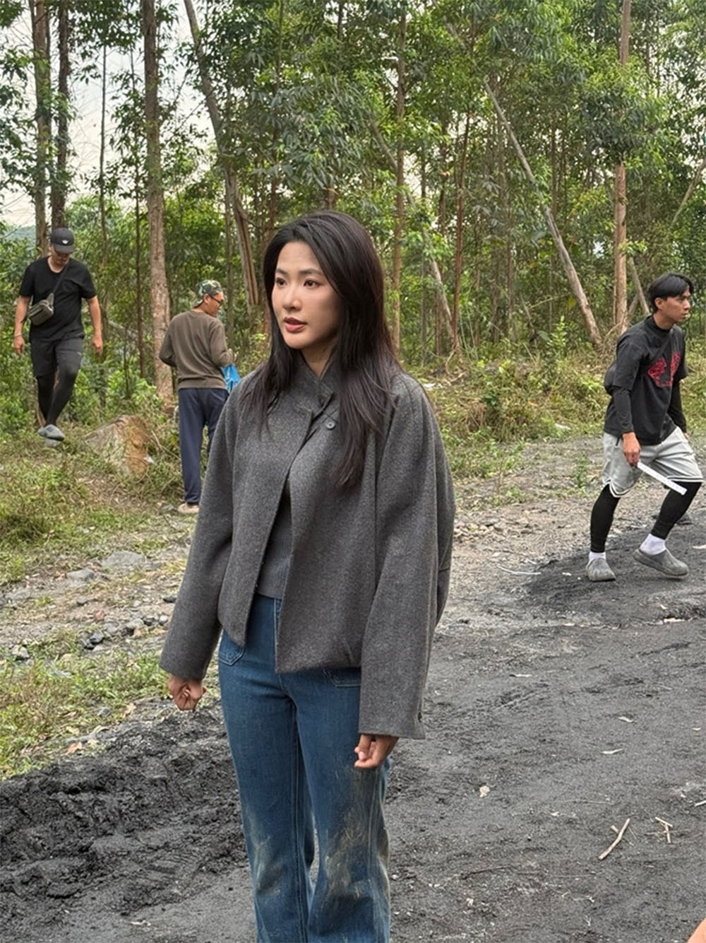 Diễn viên Minh Trang hào hứng nhá hàng hình hậu trường phim.