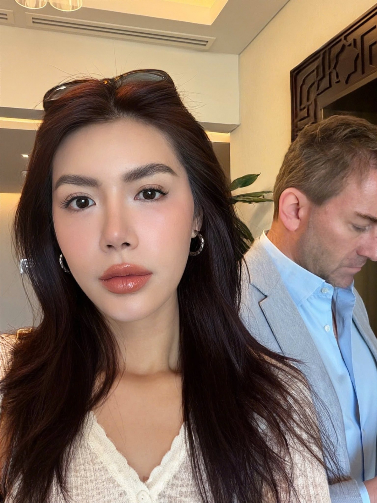 Mạng xã hội đang chia sẻ thông tin siêu mẫu Minh Tú cùng ông xã bị mắc kẹt tại Oman. Chia sẻ hình ảnh cùng ông xã tại Oman, siêu mẫu cho biết cả hai đã có chuyến đi ngắn ngày trước khi rời Trung Đông. Sau đó, nữ siêu mẫu cập nhật thông tin đã đáp chuyến bay an toàn tại Thái Lan, trấn an người hâm mộ về hành trình di chuyển của mình khi các quốc gia vùng Vịnh đang rơi vào chiến sự.