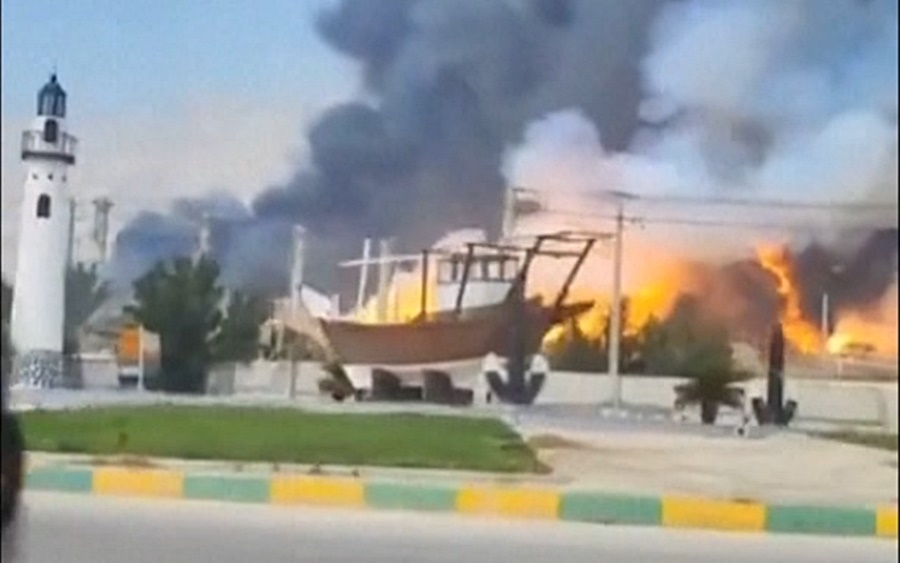 Một mỏ khí Iran bị tập kích. Ảnh: AP.