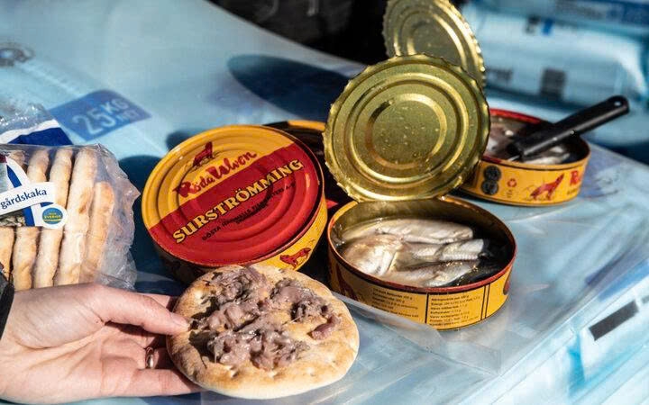 Món cá trích lên men Surstromming của Thụy Điển được đóng hộp xuất khẩu đi nhiều nơi trên thế giới nhưng không phải ai cũng ăn được. (Ảnh: Swedishly)