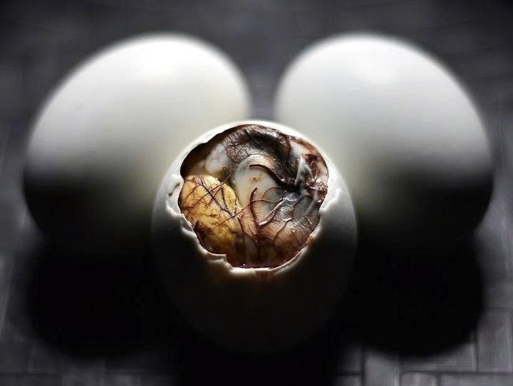 Nhiều du khách phương Tây không khỏi rùng mình khi thấy món trứng vịt lộn. (Ảnh: Reddit)