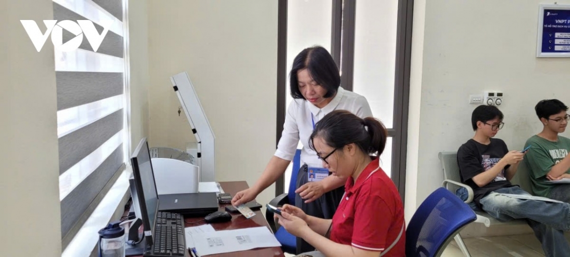 Người dân đến làm thủ tục tại Trung tâm phục vụ hành chính xã Lâm Thao, Phú Thọ.