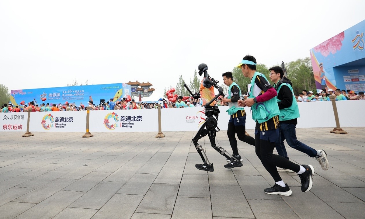 Một robot tham gia Giải chạy bán marathon robot hình người tại Bắc Kinh tháng 4/2025. Ảnh: Trung tâm Đổi mới Robot Hình người Bắc Kinh.