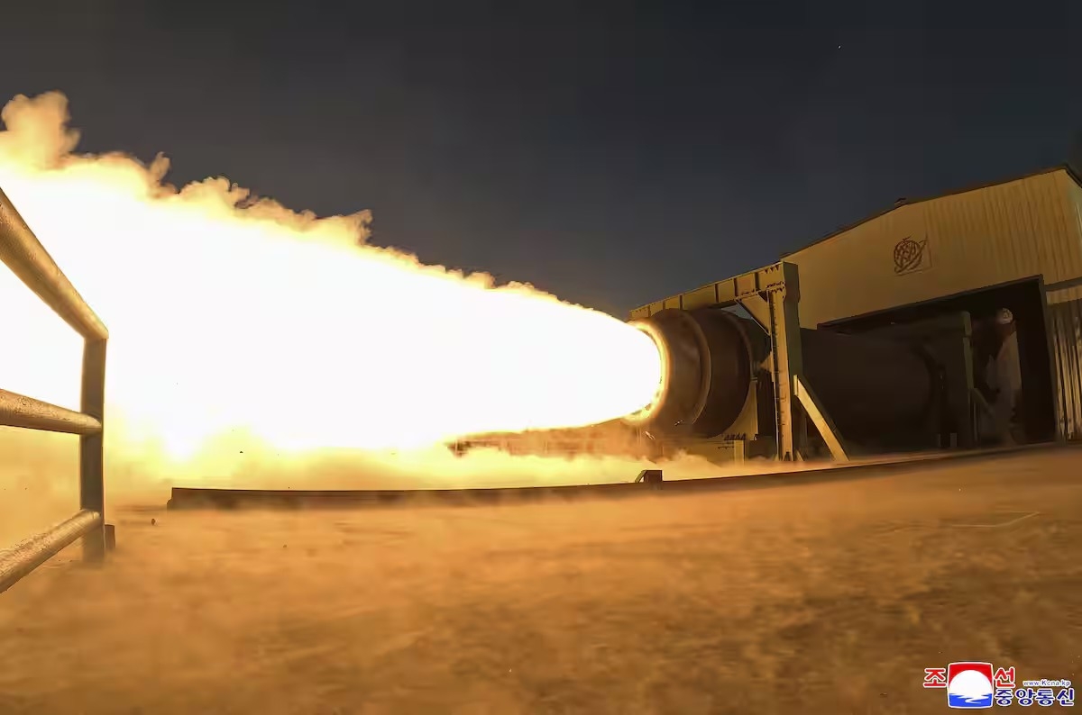 Một vụ thử nhiên liệu rắn cho động cơ ICBM của Triều Tiên. Ảnh KCNA