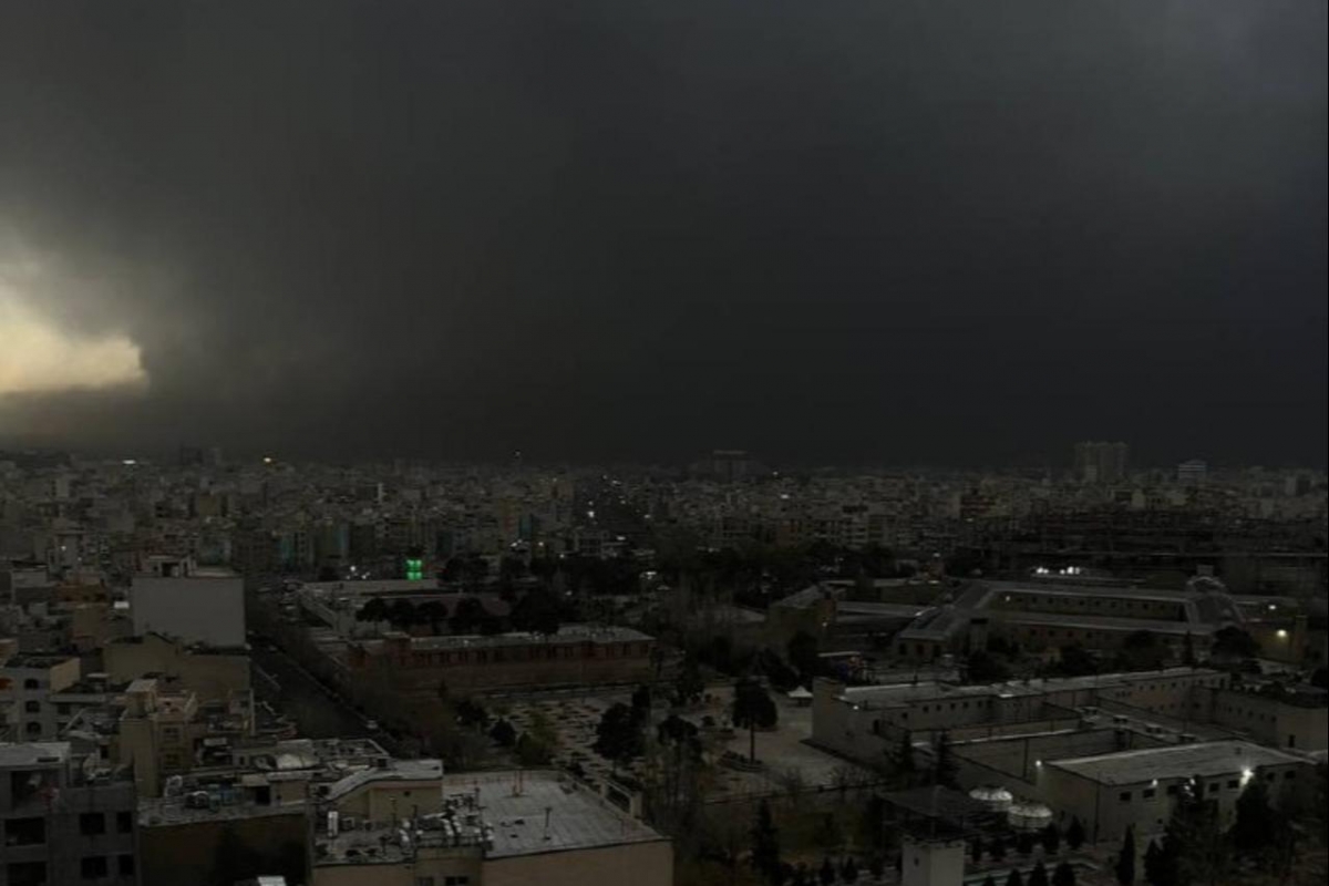 Khói đen dày đặc phủ kín bầu trời Tehran, ngày 8/3/2026. Ảnh: Mạng xã hội X