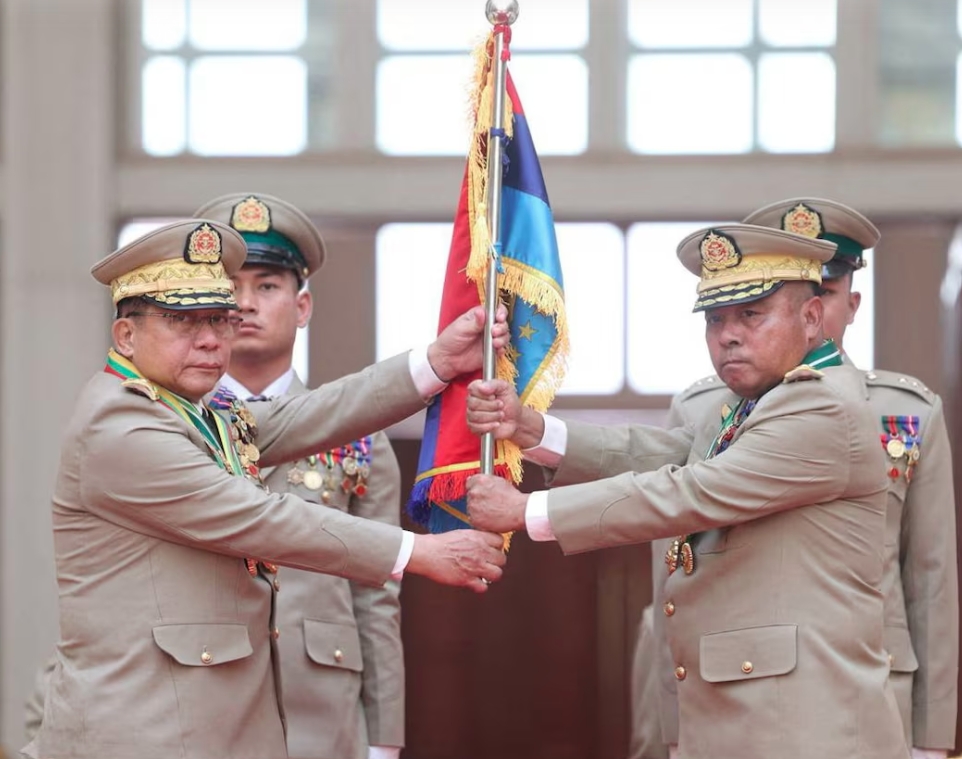 Thống tướng Min Aung Hlaing bàn giao cương vị Tổng tư lệnh các lực lượng vũ trang cho ông Ye Win Oo tại Naypyitaw, Myanmar. Nguồn: Reuters