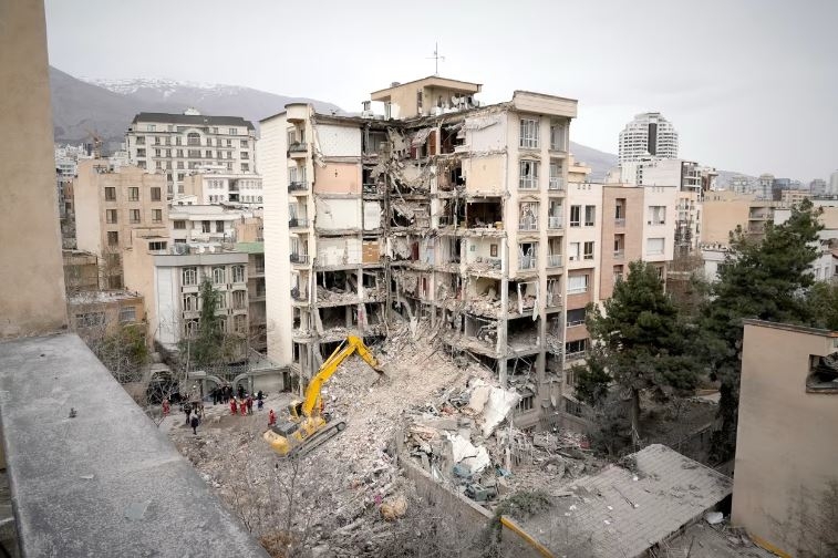 Nhiều tòa nhà bị phá hủy tại Tehran do xung đột. Ảnh: AP