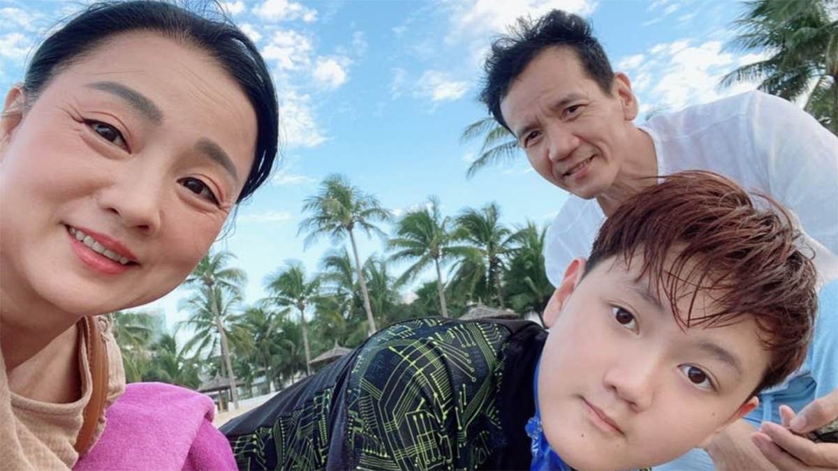 NSƯT Mỹ Duyên vừa trở lại màn ảnh với vai Cậu Sáu, 1 người làm nghề bói toán bí hiểm, nhiều toan tính trong phim “Vì mẹ anh phán chia tay”. Mỹ duyên chia sẻ bí quyết gia đình “yêu xa nhưng thoải mái, không cãi vã giúp hôn nhân bền vững”.