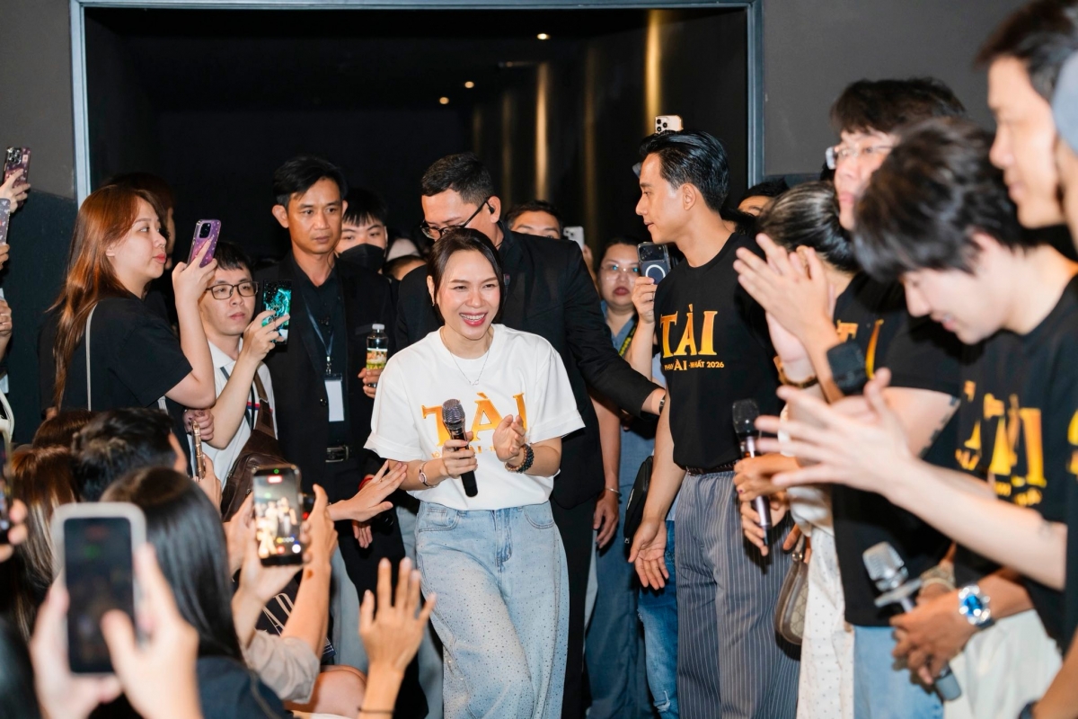 Trên trang cá nhân, ca sĩ Mỹ Tâm chia sẻ niềm hạnh phúc khi những suất chiếu đầu tiên của phim Tài nhận được sự ủng hộ của khán giả. Nữ ca sĩ cho biết cảm xúc vẫn hồi hộp như lần đầu đi cinetour.