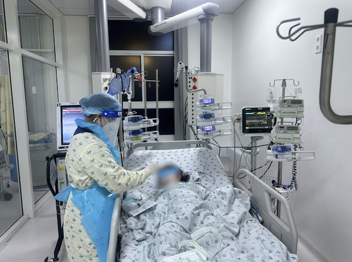 Bệnh nhi nhiễm khuẩn huyết tối cấp do não mô cầu điều trị tại Bệnh viện Nhi Đồng Thành phố.