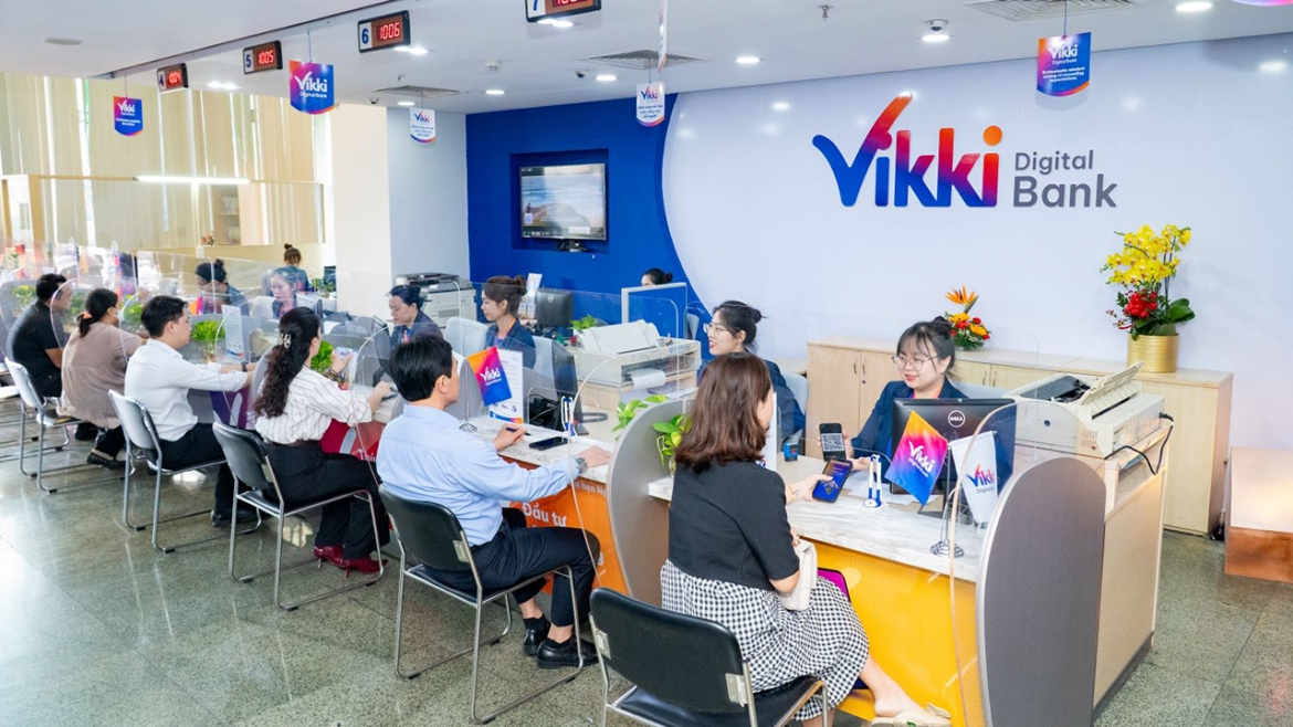 Khách hàng giao dịch tại Ngân hàng số Vikki - Ảnh: VGP/LN