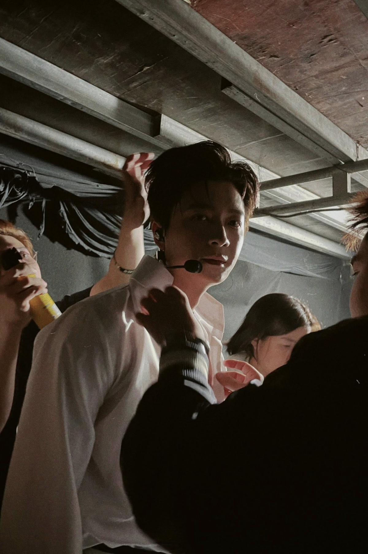 Ngô Kiến Huy chia sẻ khoảnh khắc hậu trường sau đêm diễn Anh trai say Hi tại Hà Nội: “Người ở SG, tâm trí còn lơ thơ ở HN", khiến fan cảm nhận được không khí sân khấu vẫn còn vẹn nguyên, liên tục gửi lời bình luận ủng hộ và “thả tim” trên mạng xã hội.