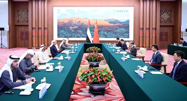 Ngoại trưởng Trung Quốc Vương Nghị hội đàm với ông Khaldoon Khalifa Al Mubarak, Đặc phái viên của Tổng thống UAE ngày 18/3. Ảnh: Bộ Ngoại giao Trung Quốc