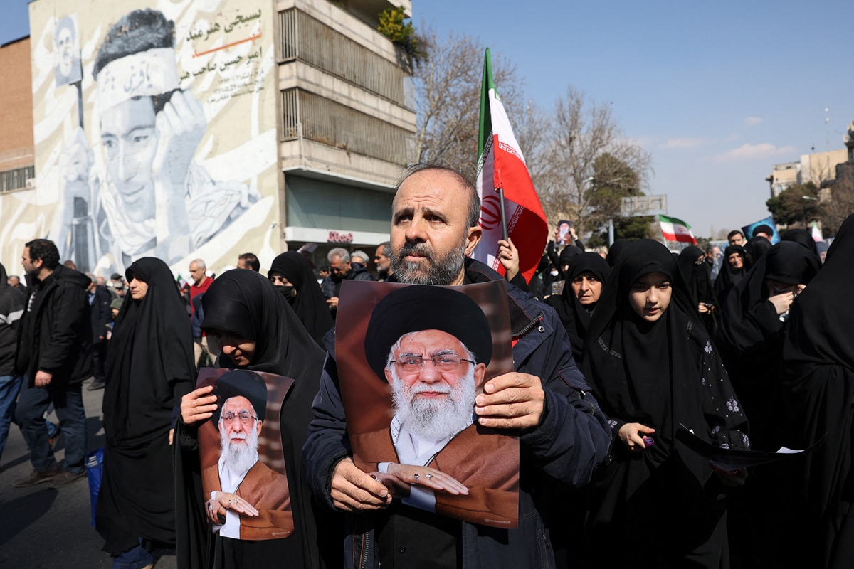Người biểu tình cầm ảnh cố Lãnh tụ Tối cao Iran Ayatollah Ali Khamenei tại một cuộc tuần hành phản đối Israel và Mỹ ngày 6/3/2026. Ảnh: WANA/Reuters