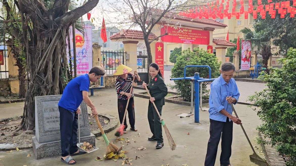 Các địa điểm bỏ phiếu bầu cử (nhà văn hóa, trường học, hội trường...) được người dân dọn vệ sinh, trang hoàng rực rỡ với cờ Tổ quốc, băng rôn, khẩu hiệu, tạo không khí phấn khởi, trang nghiêm