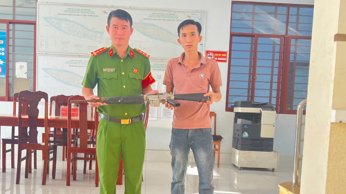 Người dân giao nộp súng cho công an xã Tân Thới