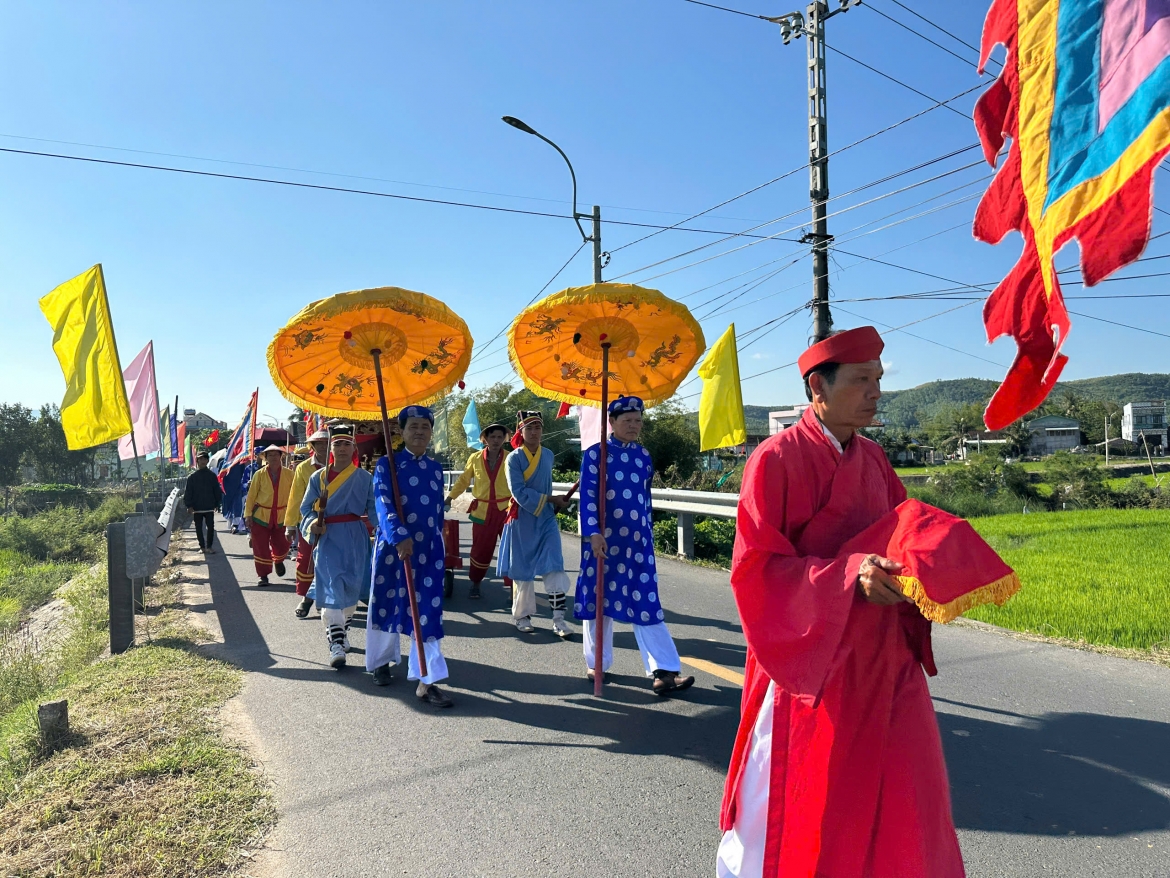 Người dân ở vùng đất Phú Yên nô nức đi dự lễ hội.