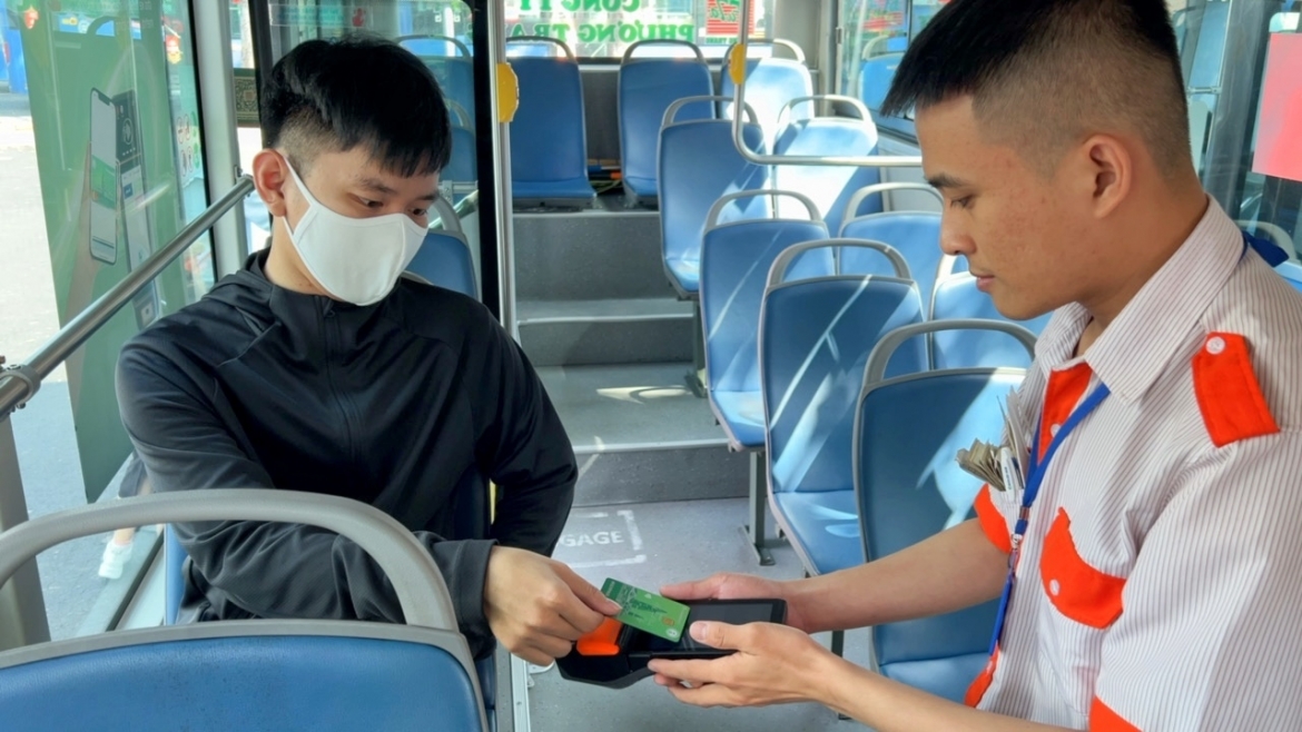 Hành khách dễ dàng thao tác (ảnh: TTGTCC)