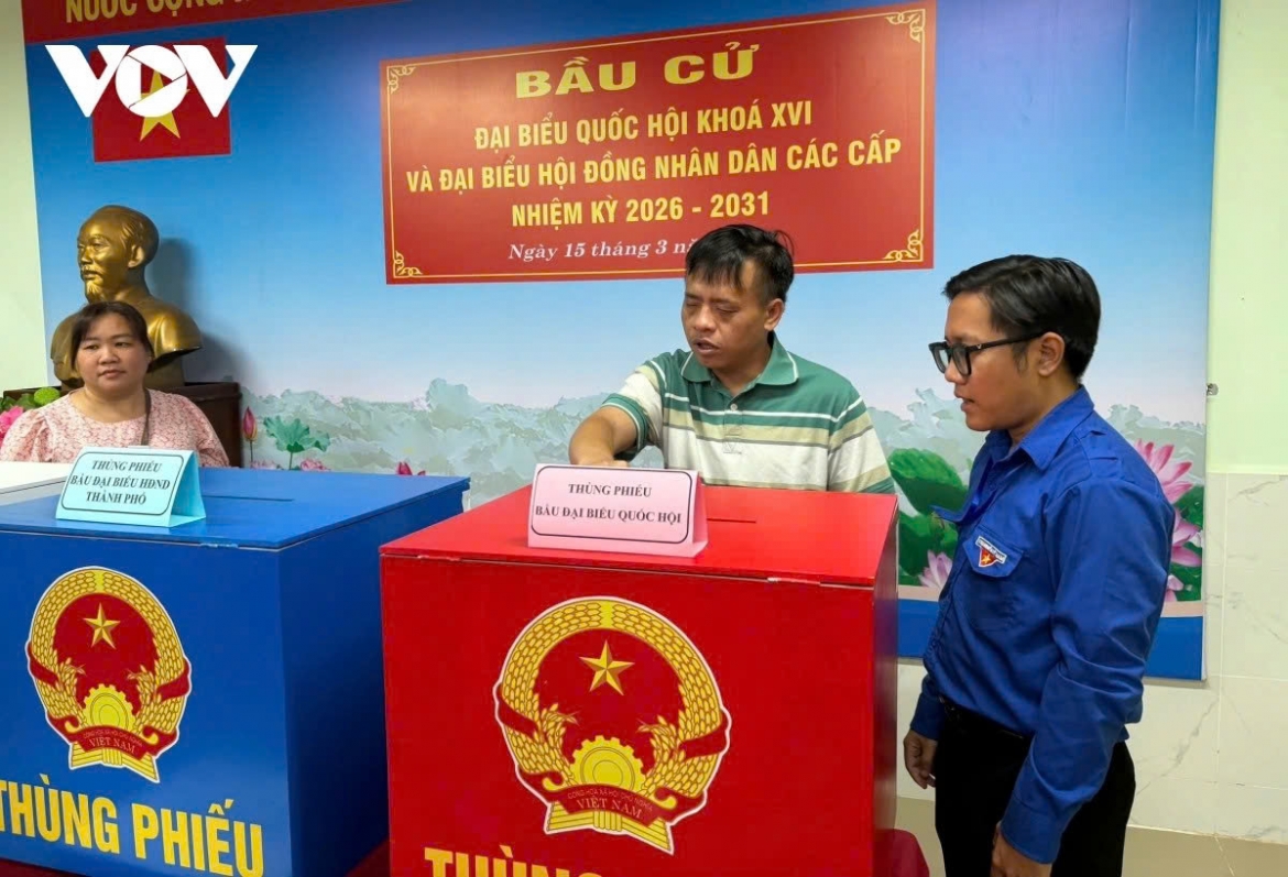 Người khiếm thị ở TP.HCM được hỗ trợ trong công tác tham gia bầu cử