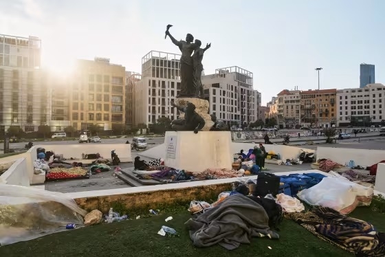 Người dân sơ tán sau các cuộc không kích của Israel tại Dahiyeh, vùng ngoại ô phía Nam Beirut, đang ngủ trên Quảng trường Martyrs ở trung tâm thủ đô (Ảnh: AP)