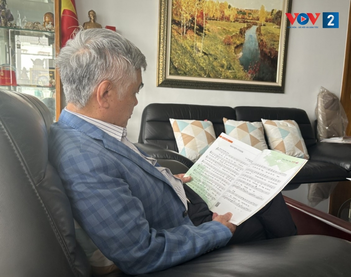 Cựu đại biểu Quốc hội Nguyễn Văn Phúc xem lại ca khúc "Nguyện vì dân" của mình trên báo