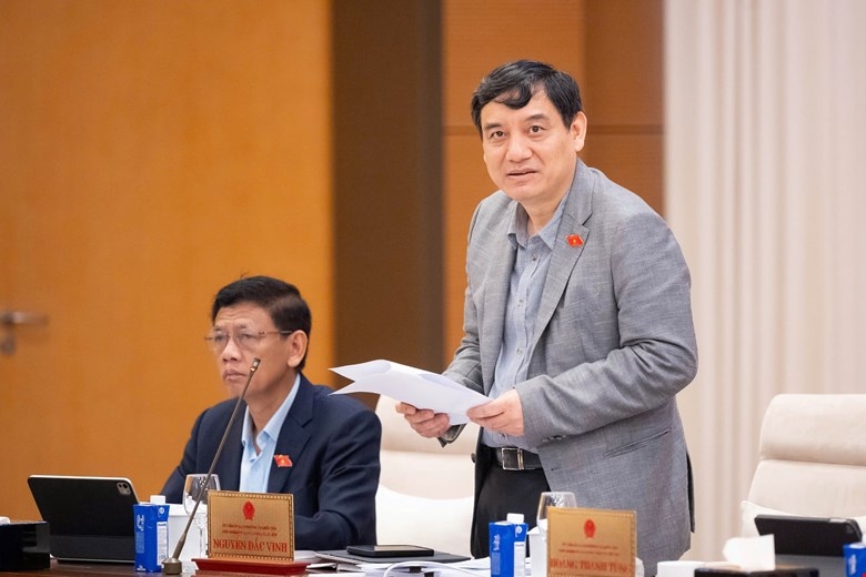 Chủ nhiệm Ủy ban Văn hóa và Xã hội Nguyễn Đắc Vinh trình bày báo cáo thẩm tra sơ bộ