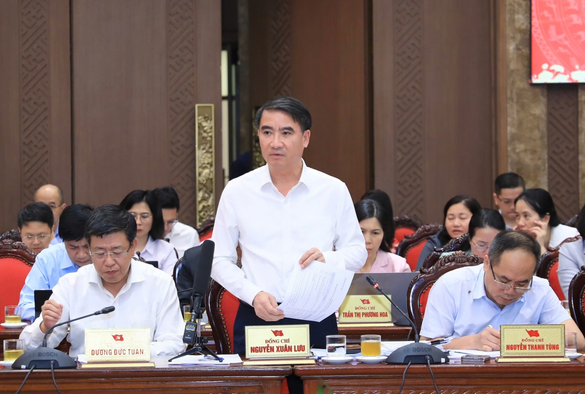 Phó Chủ tịch UBND thành phố Nguyễn Xuân Lưu báo cáo về tình hình tài chính, ngân sách